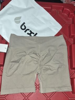 BRXL Beige Seamless Scrunch-Back Bike Shorts Size Large Nwt